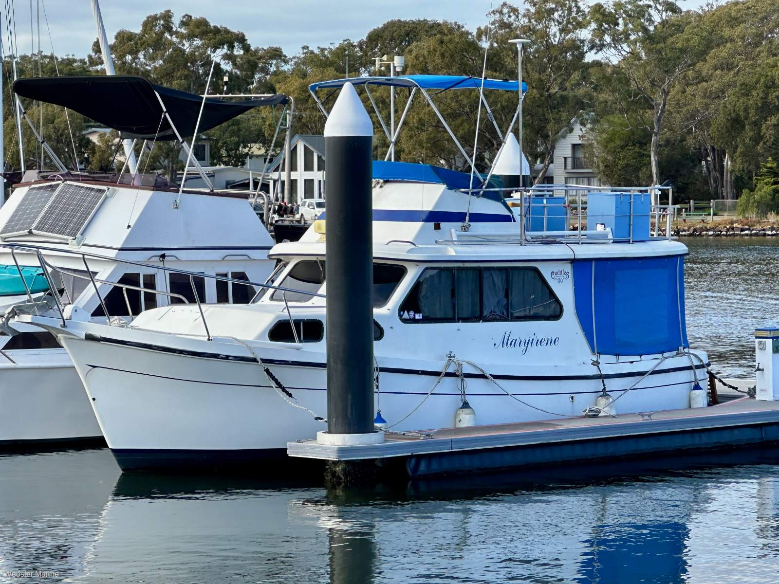 Cuddles 30 Flybridge Cruiser