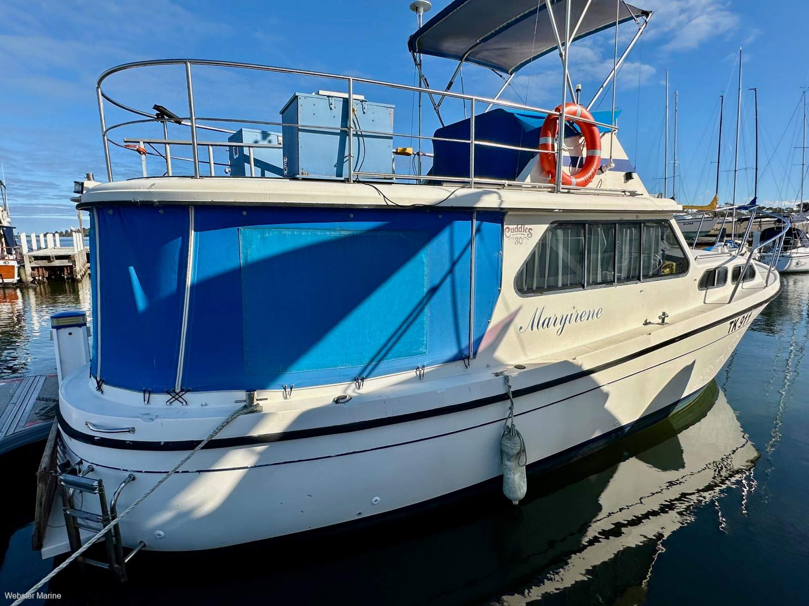 Cuddles 30 Flybridge Cruiser