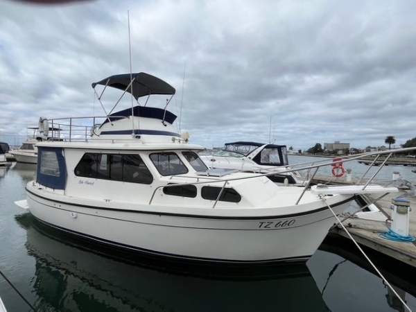 Cuddles 30 Flybridge Cruiser