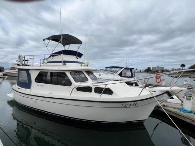 Cuddles 30 Flybridge Cruiser
