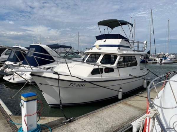 Cuddles 30 Flybridge Cruiser