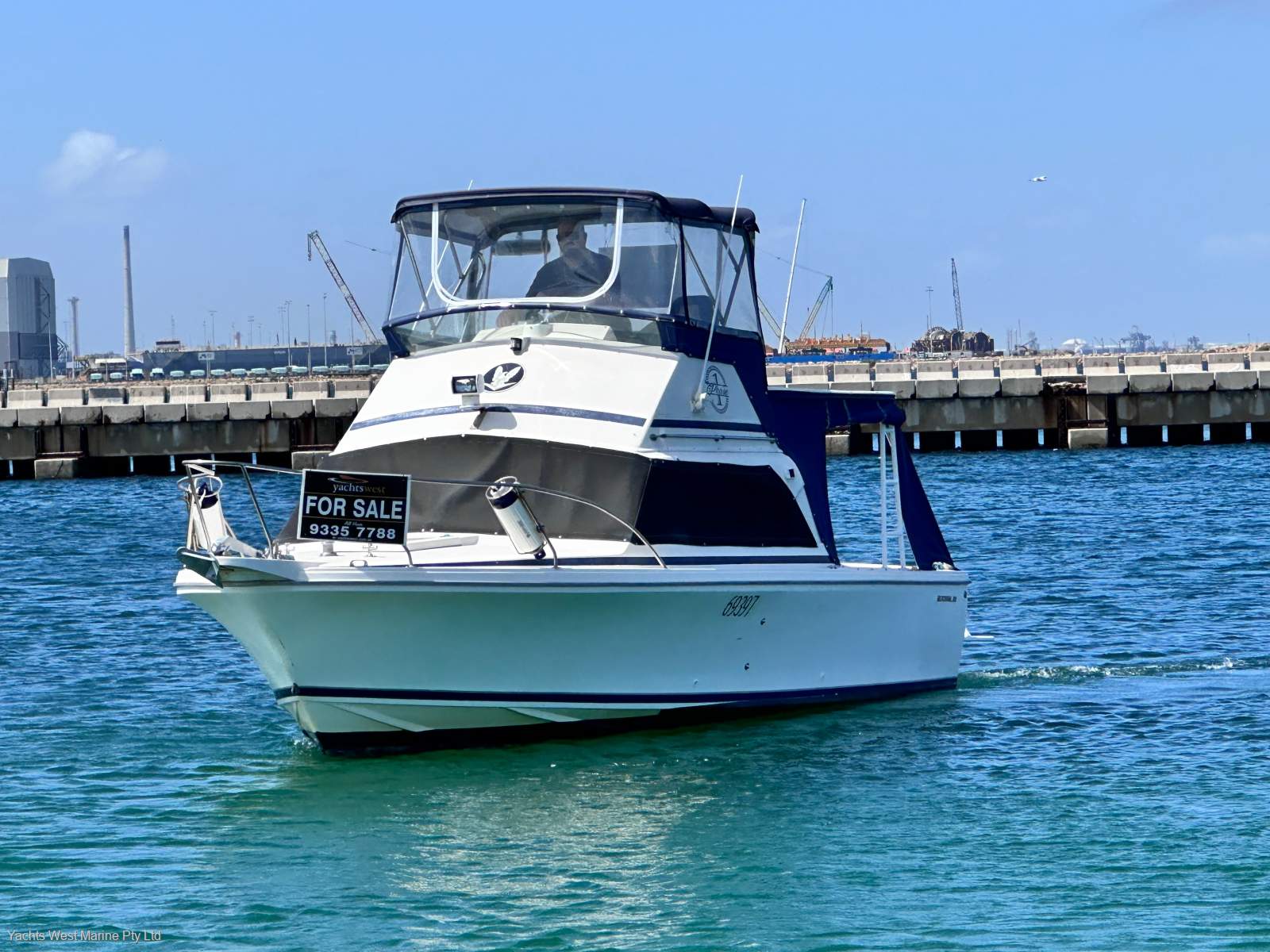 Bertram Caribbean 25 Flybridge "Cruiser version with Toilet Cubicle"