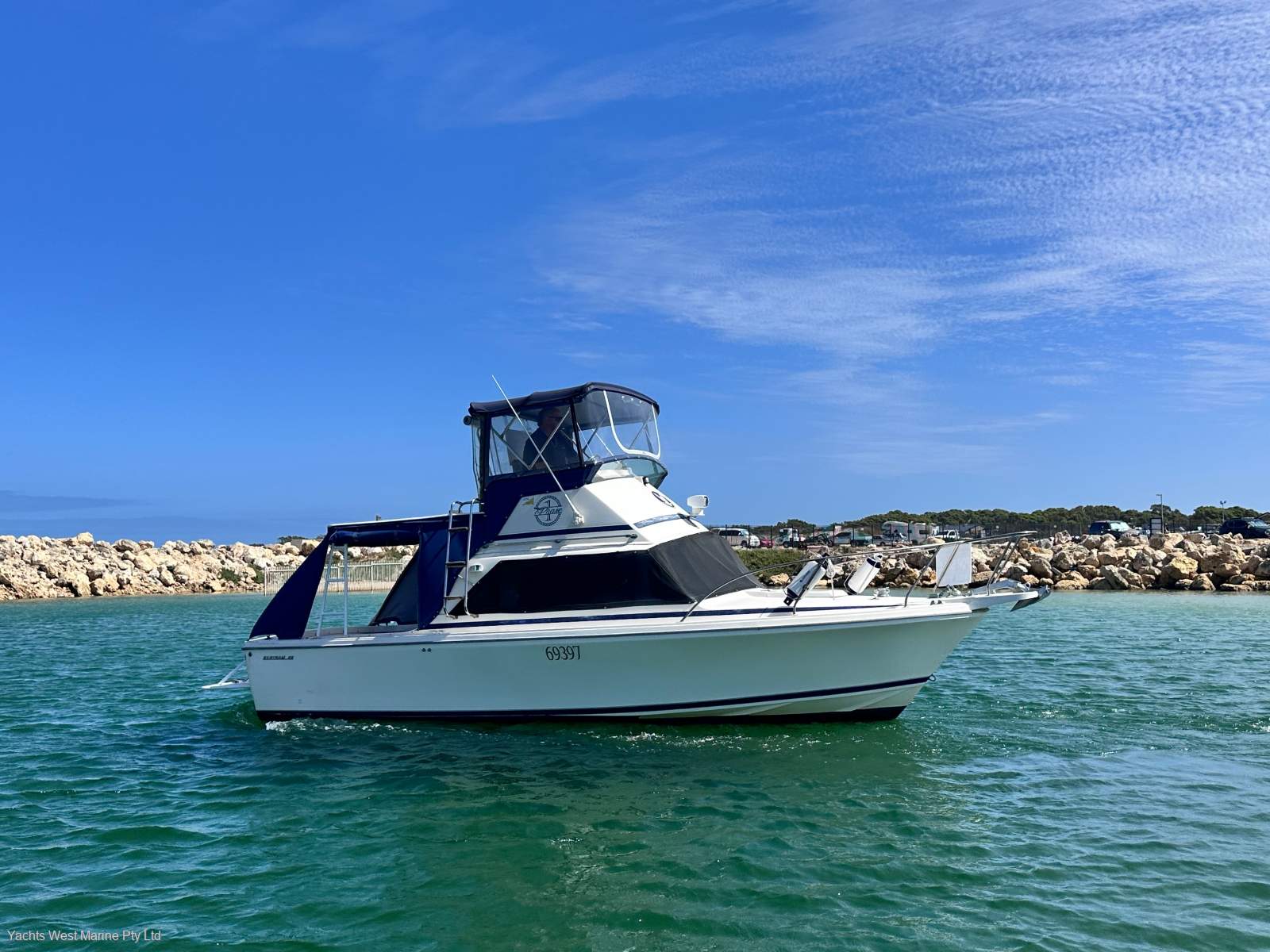 Bertram Caribbean 25 Flybridge "Cruiser version with Toilet Cubicle"