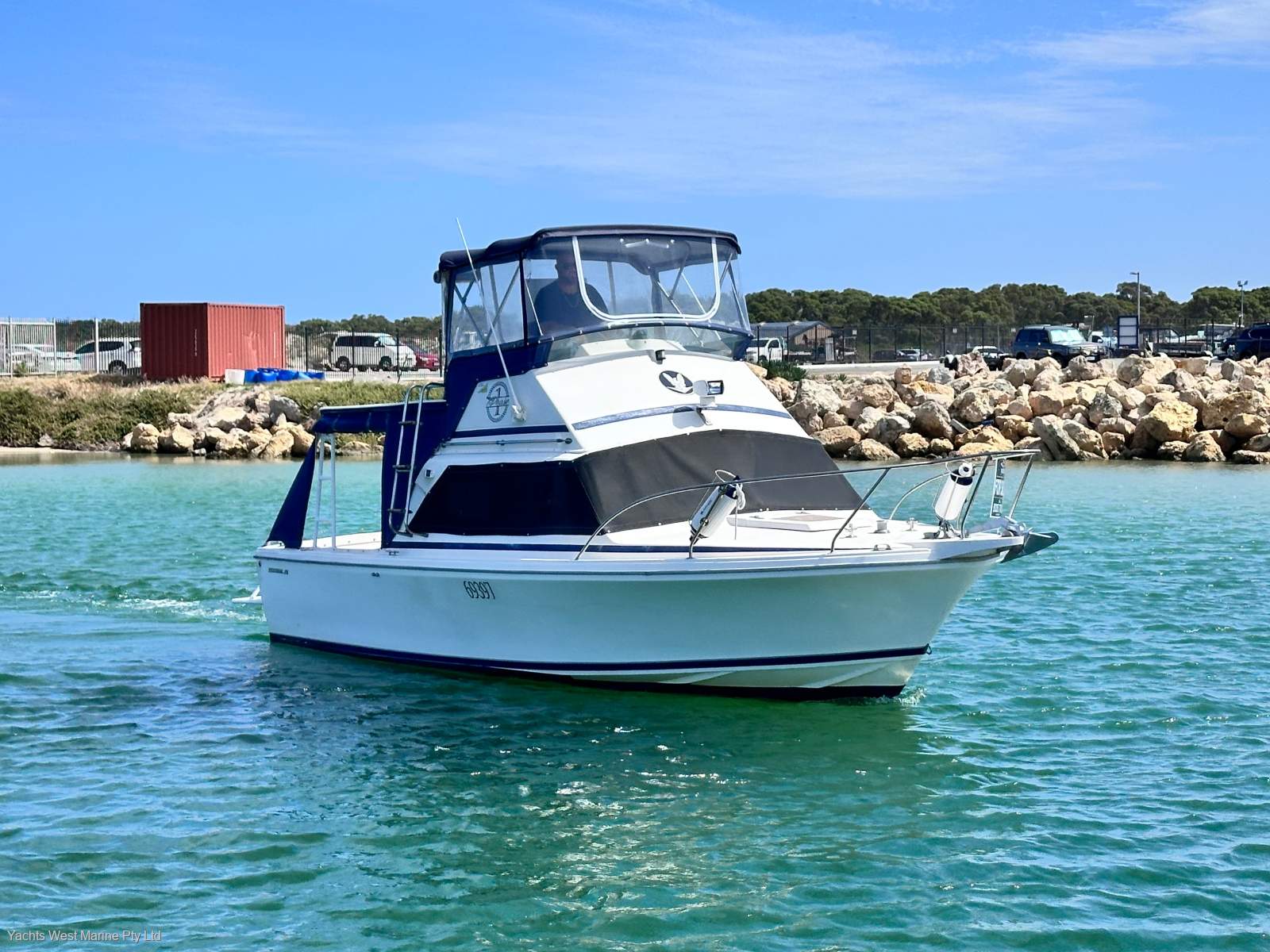Bertram Caribbean 25 Flybridge "Cruiser version with Toilet Cubicle"