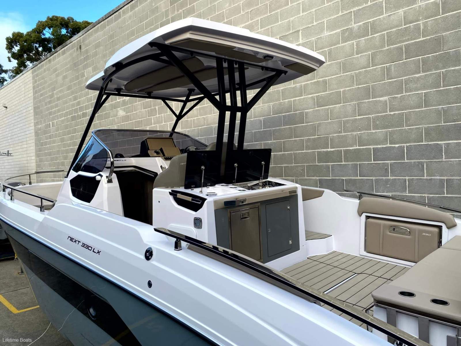 Ranieri Next 330 LX EX DISPLAY BOAT - MUST GO!