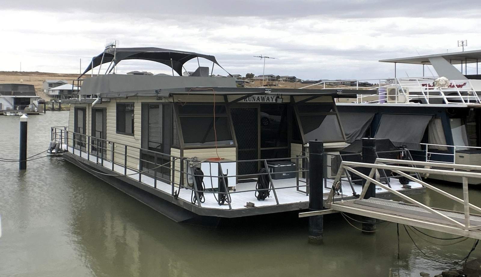 RUNAWAY. Two Decked, Four Bedroom Family Houseboat