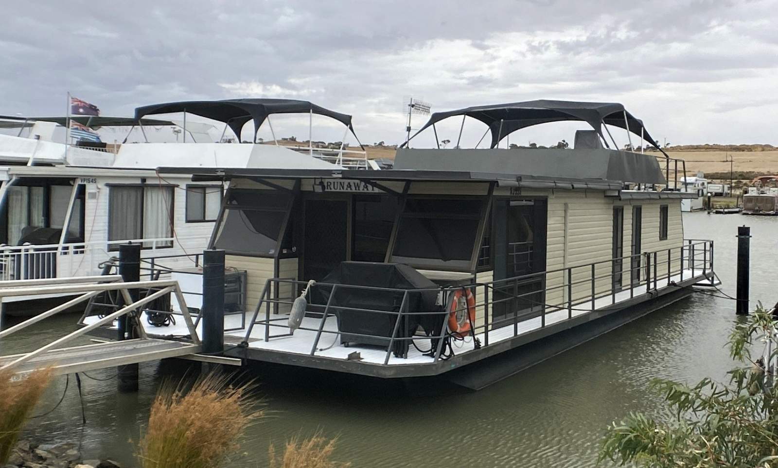 RUNAWAY. Two Decked, Four Bedroom Family Houseboat