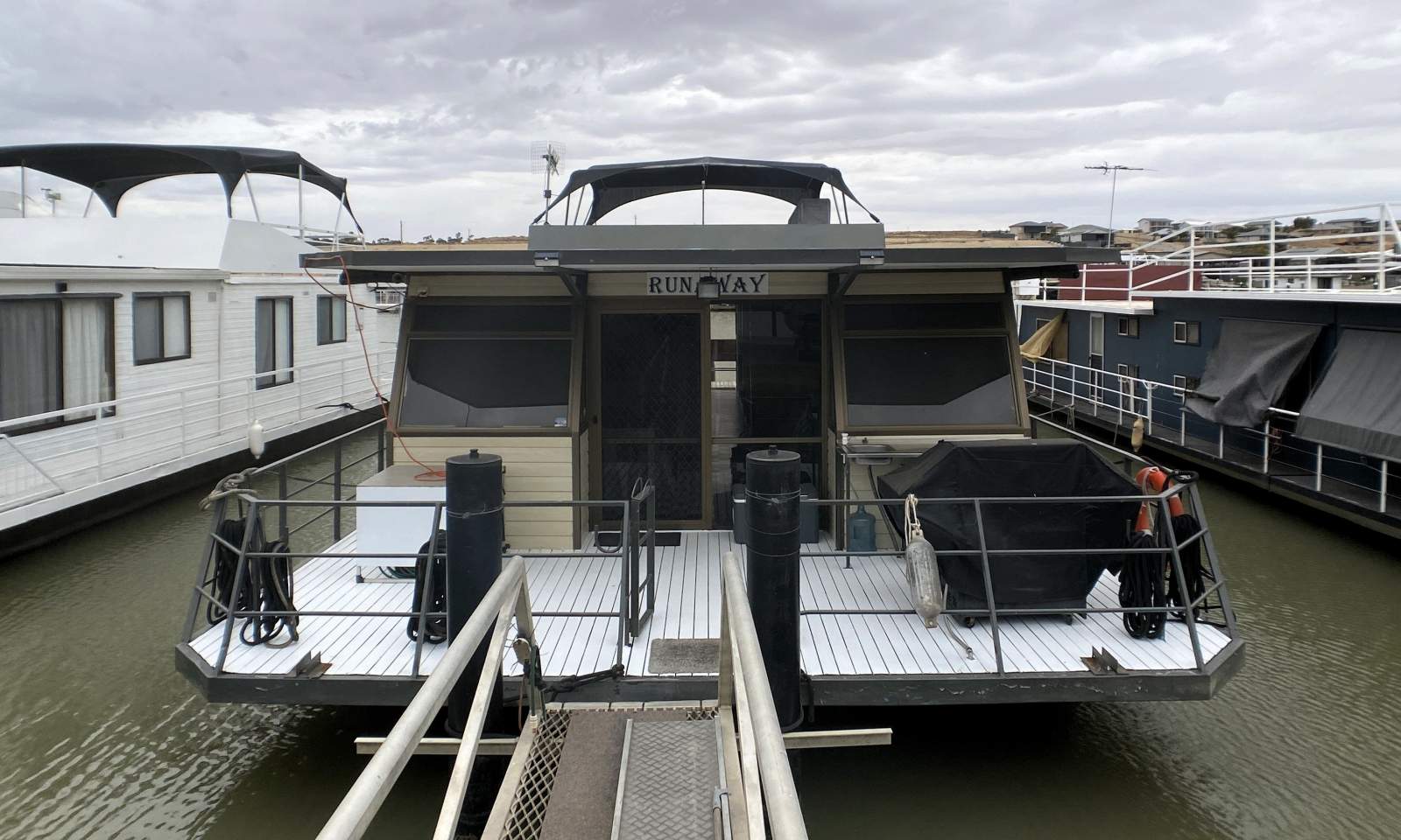RUNAWAY. Two Decked, Four Bedroom Family Houseboat