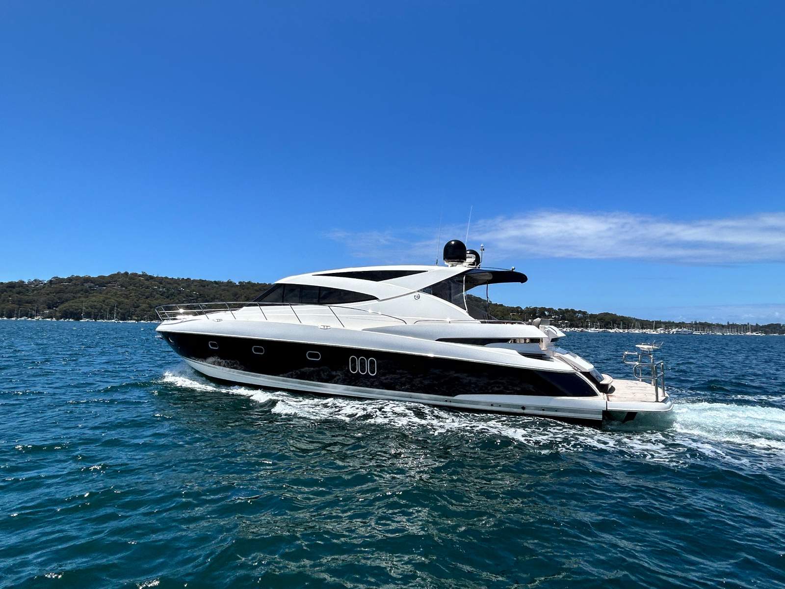 Riviera 5800 Sport Yacht