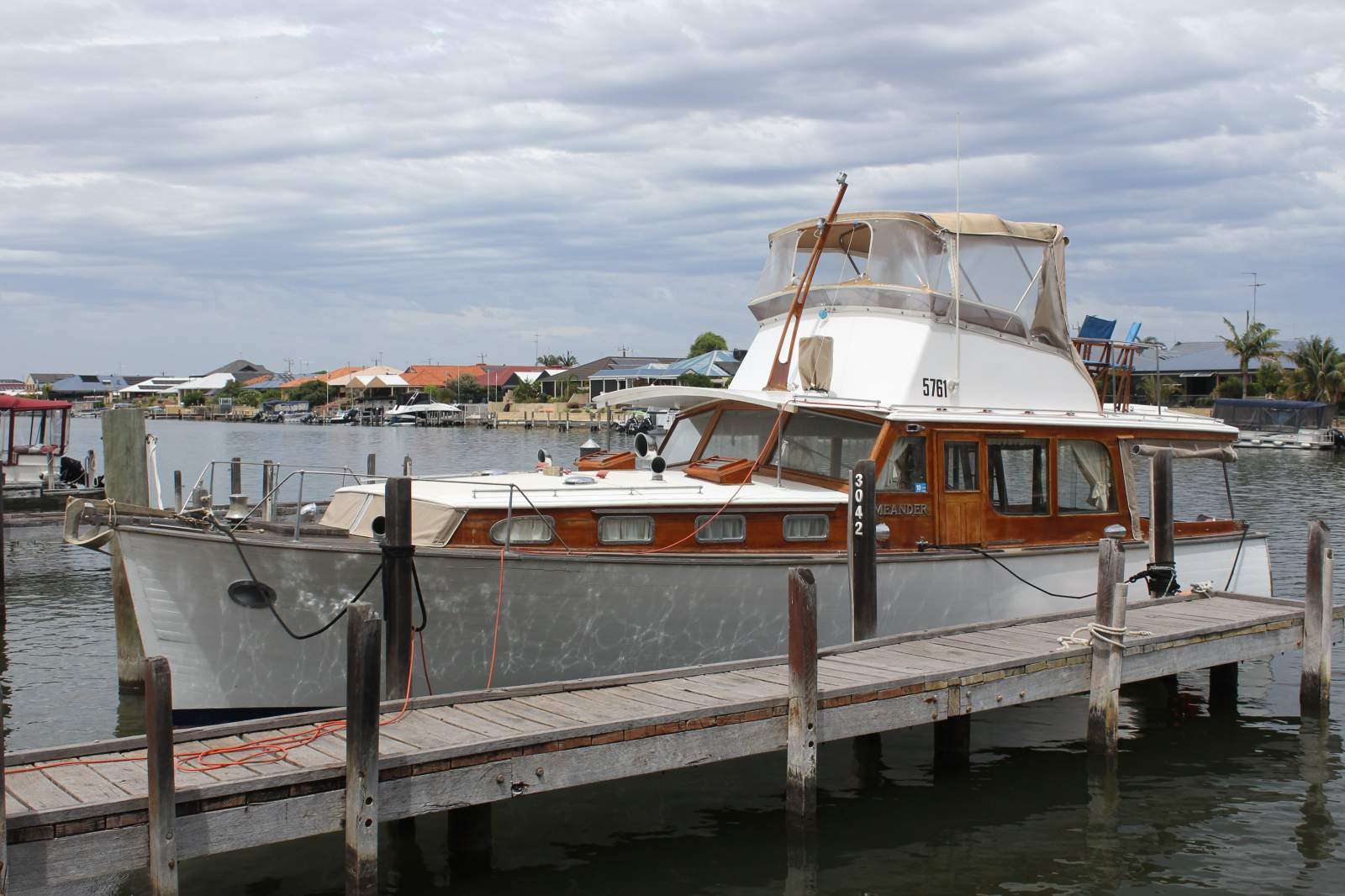 Halvorsen 36 Classic Flybridge Cruiser