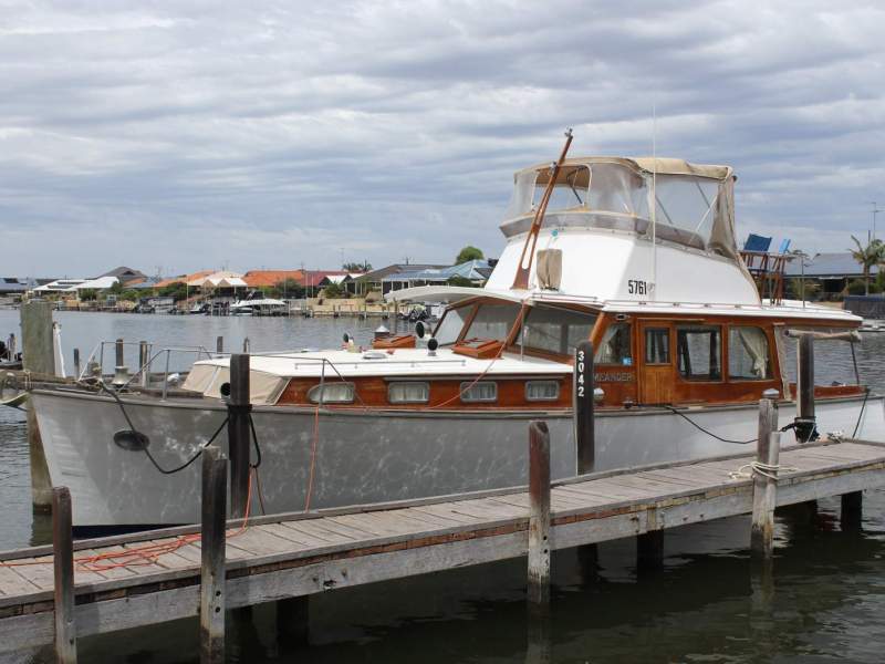 Halvorsen 36 Classic Flybridge Cruiser