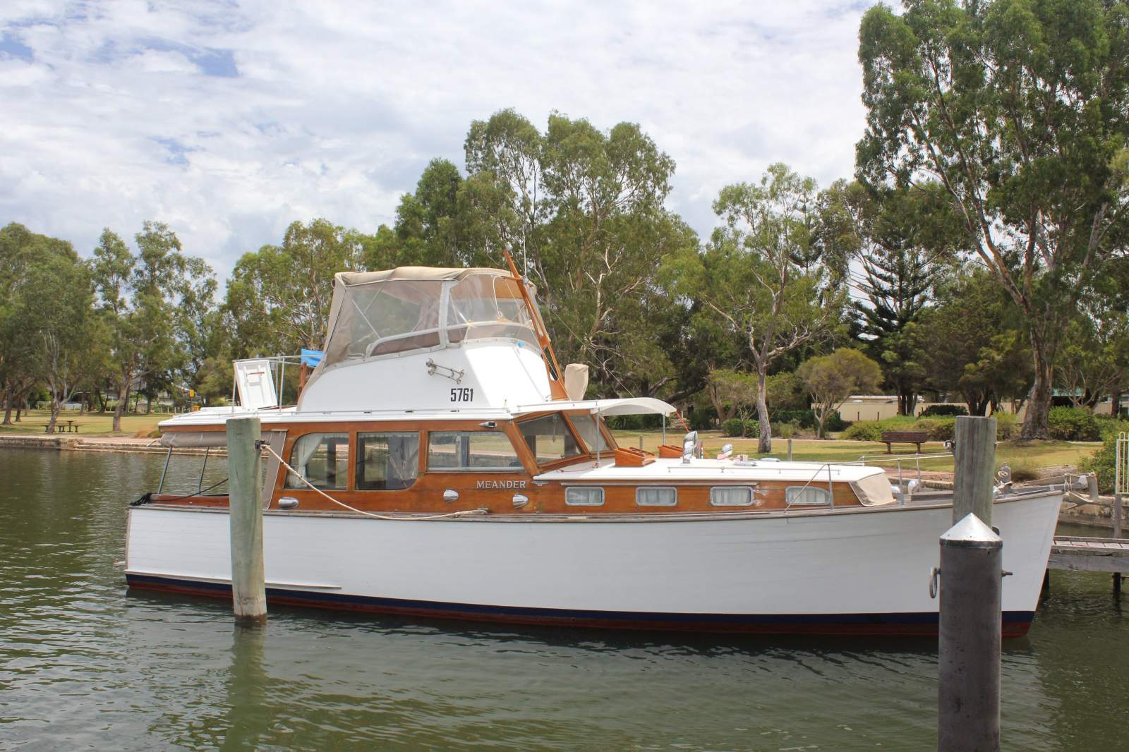 Halvorsen 36 Classic Flybridge Cruiser
