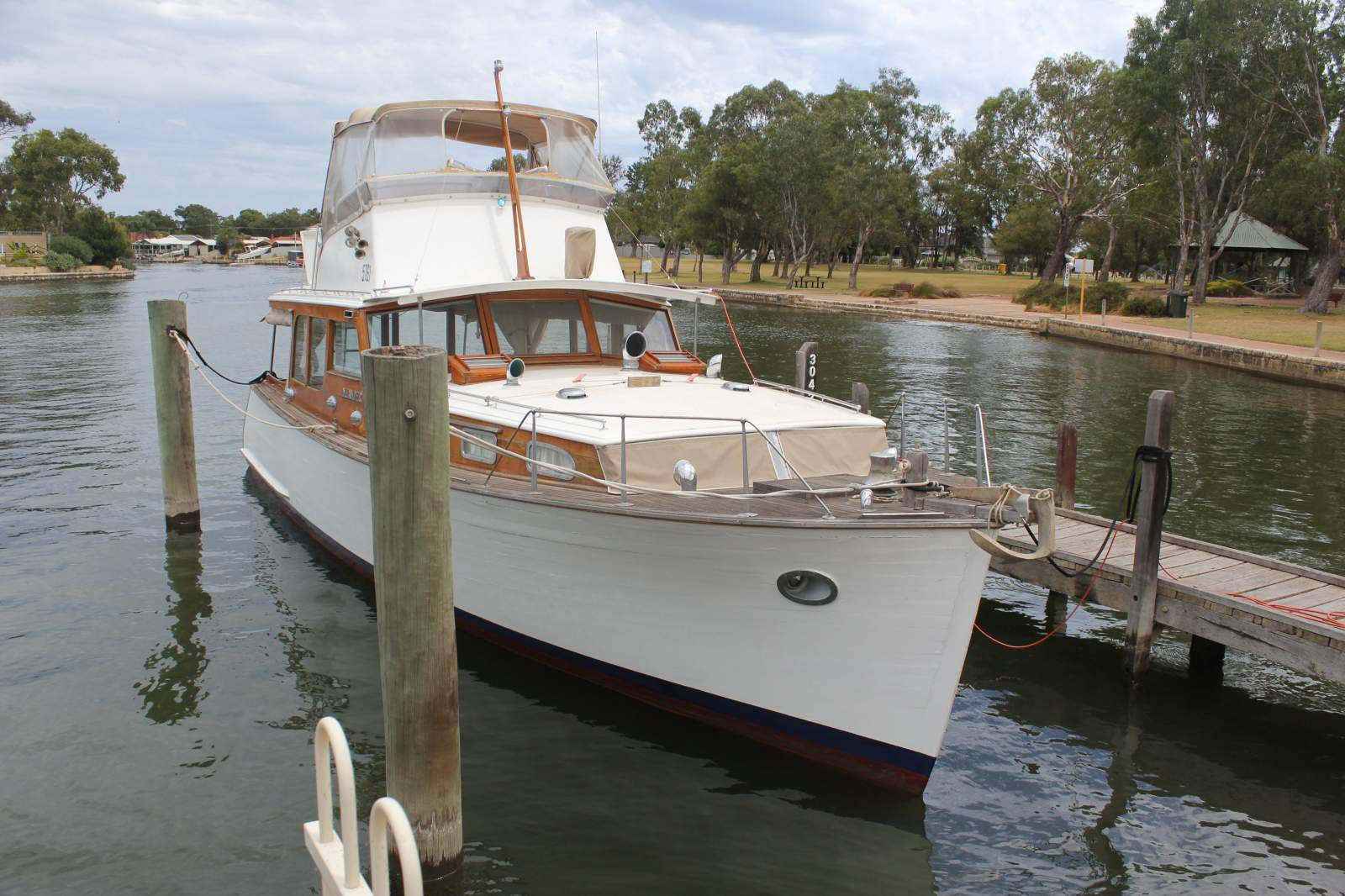 Halvorsen 36 Classic Flybridge Cruiser
