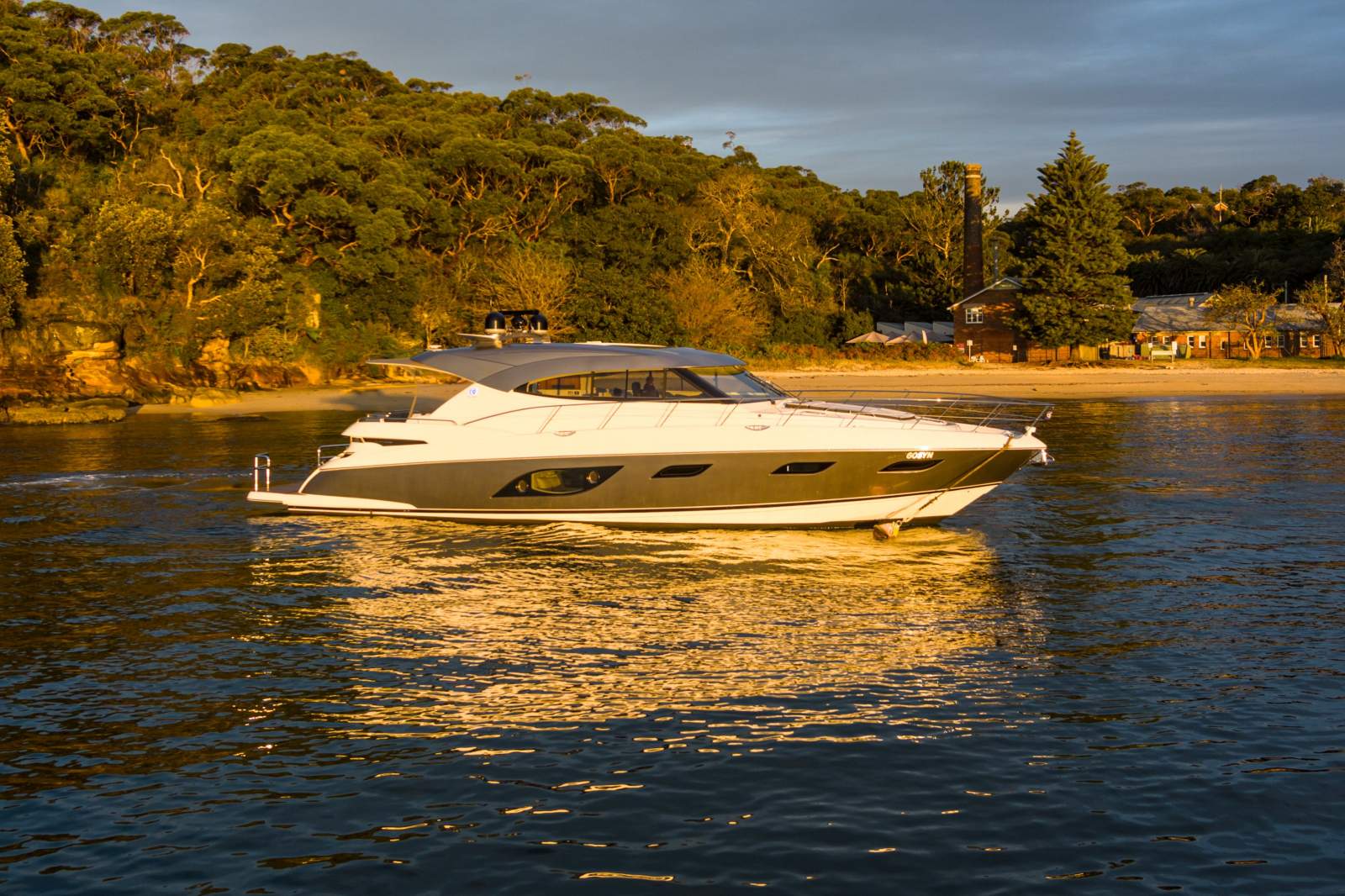 Riviera 6000 Sport Yacht Platinum Edition