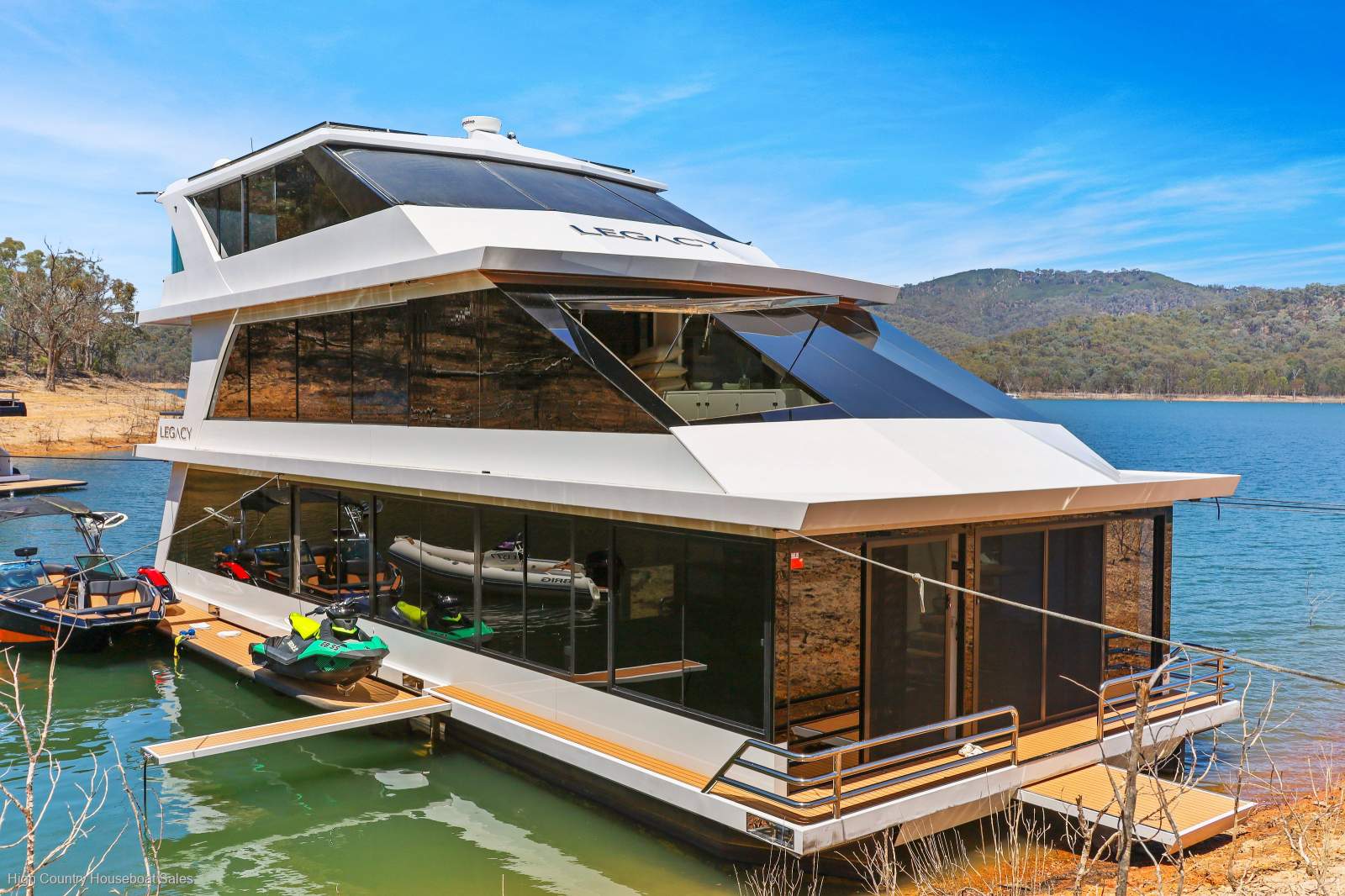 Legacy Houseboat Holiday Home on Lake Eildon:Legacy on Lake Eildon