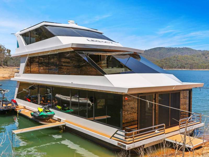 Legacy Houseboat Holiday Home on Lake Eildon