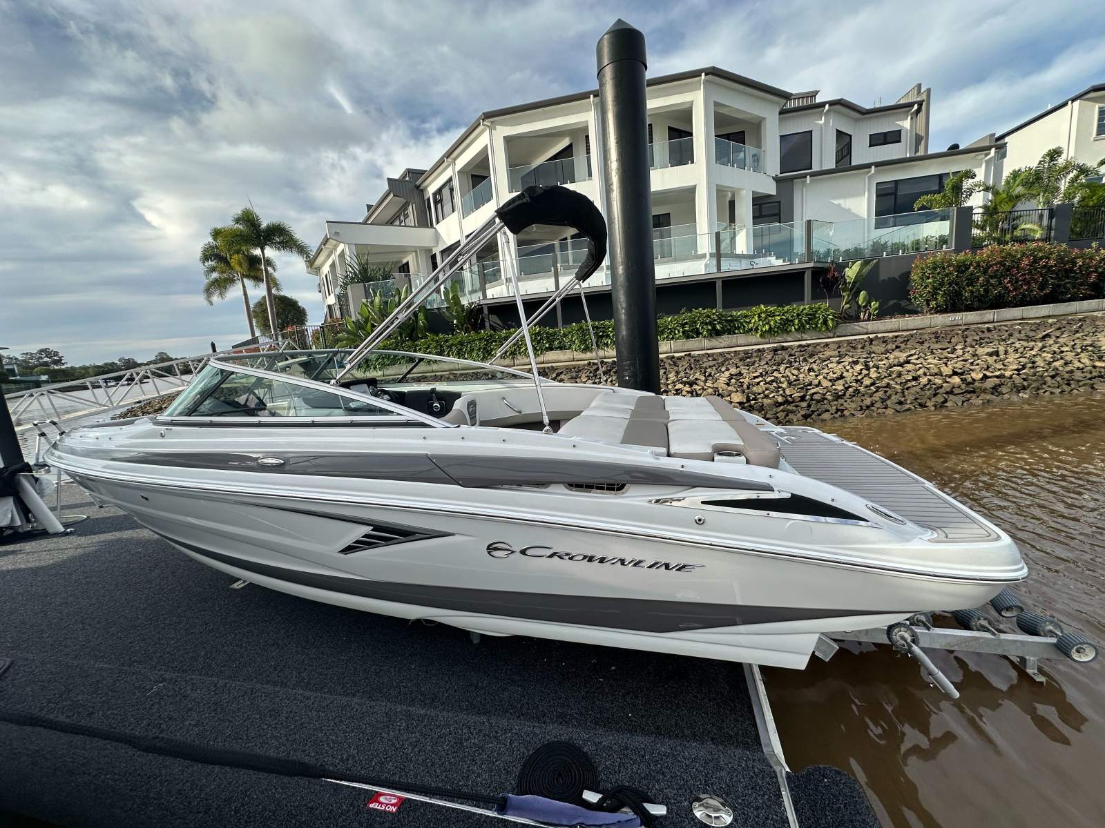 Crownline 220 SS 2023 - NEARLY NEW just over 1 year old