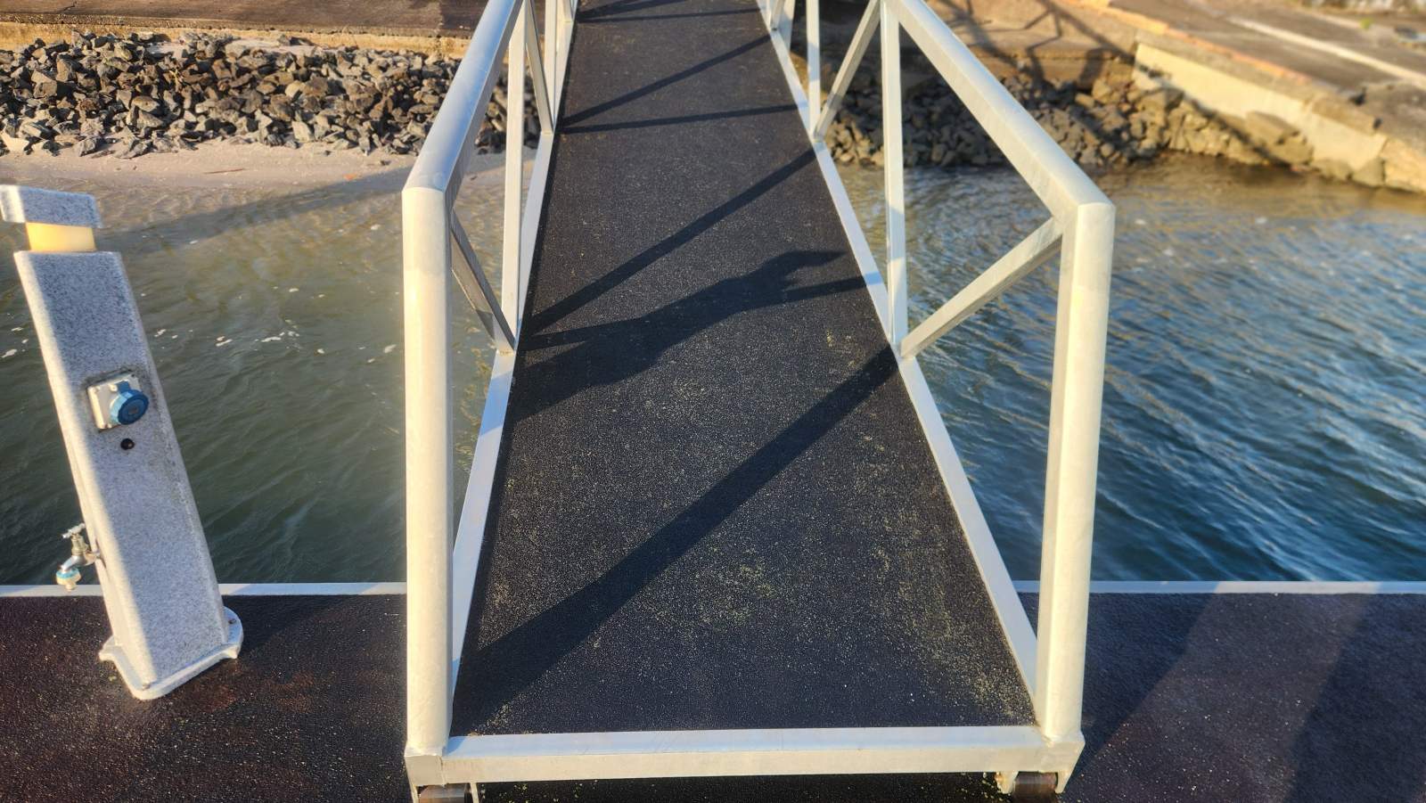 12m, No Width Restriction, no bridges Pontoon for Rent (Not Live-Aboard).