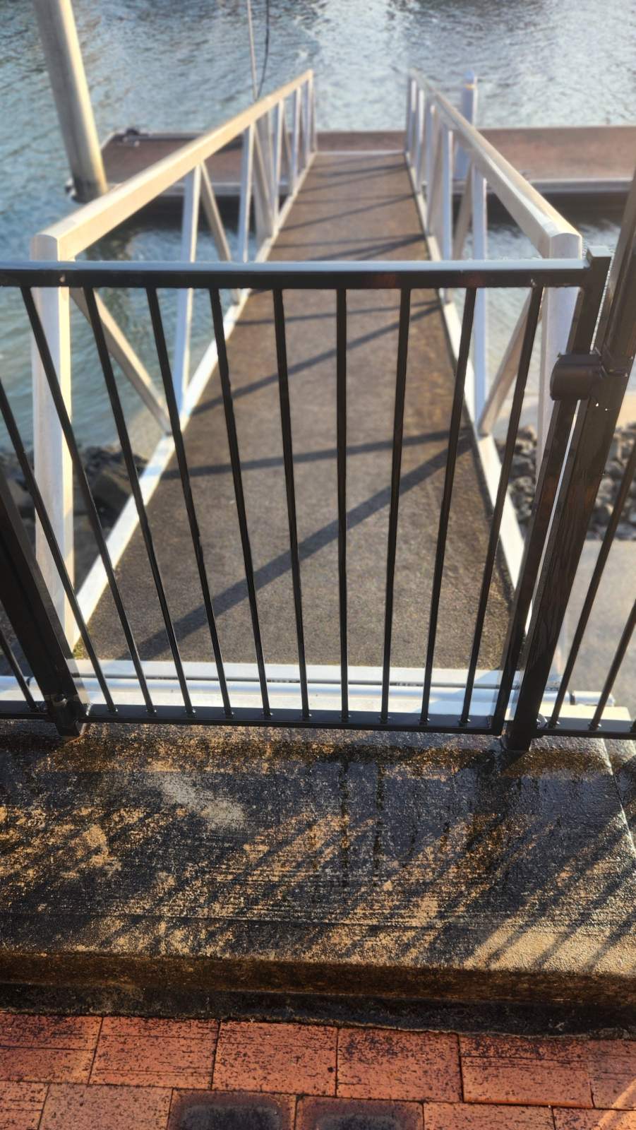 12m, No Width Restriction, no bridges Pontoon for Rent (Not Live-Aboard).