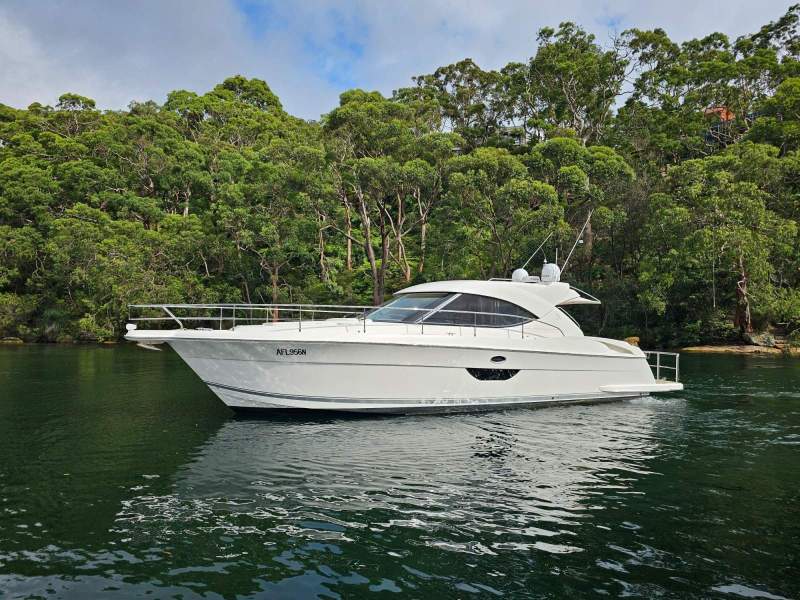 Riviera 4400 Sport Yacht