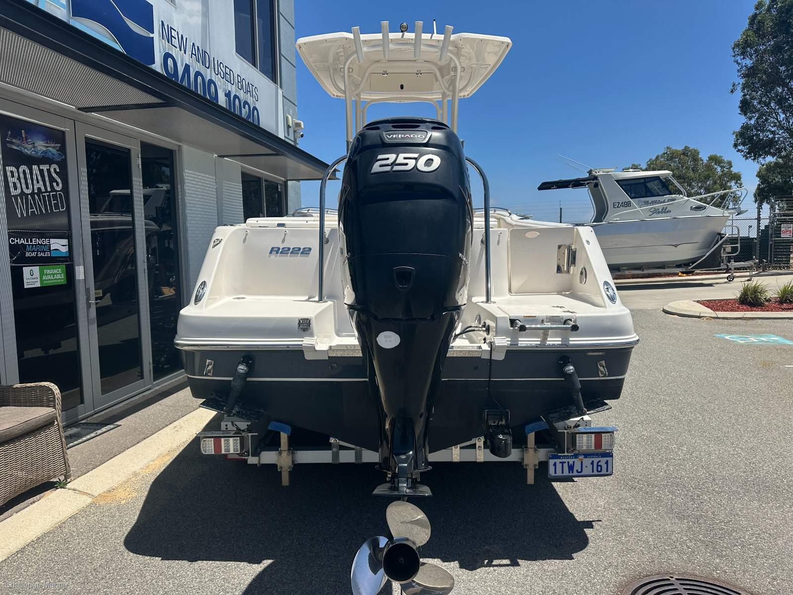 Robalo R222 - 250 HP 4 STROKE 2016 MODEL