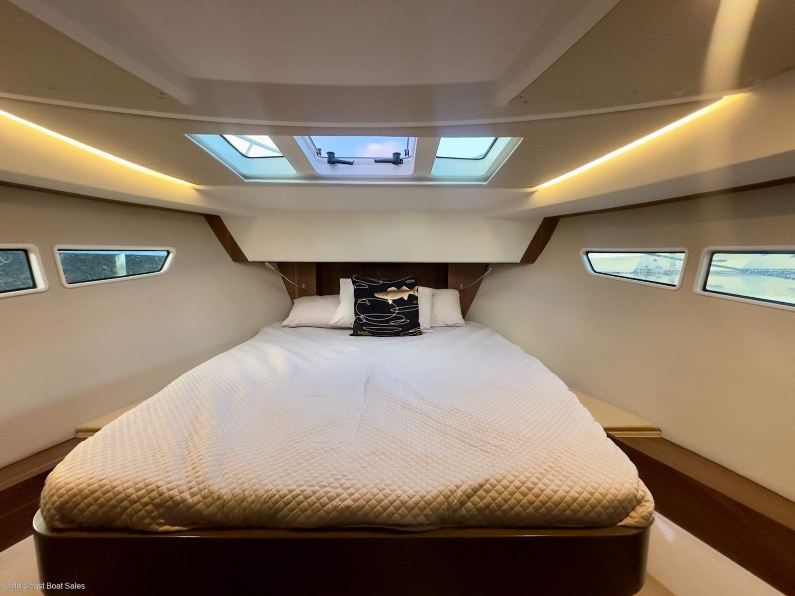 Sealine C330 enclosed hardtop cruiser