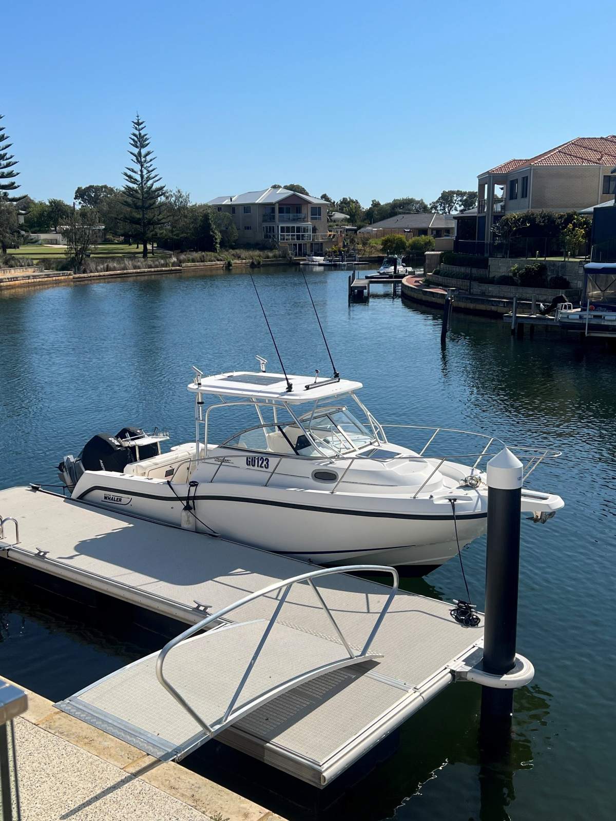 Boston Whaler 255 Conquest