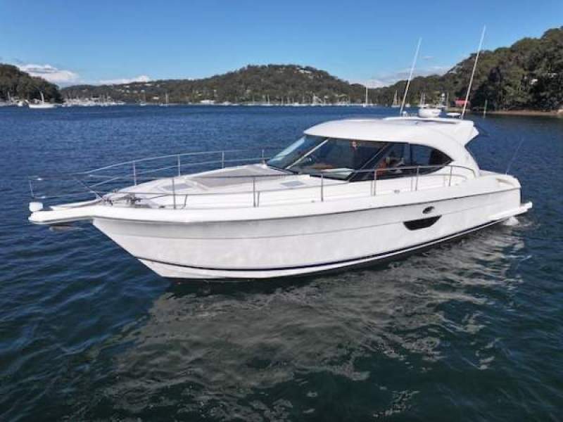 Riviera 4400 Sport Yacht