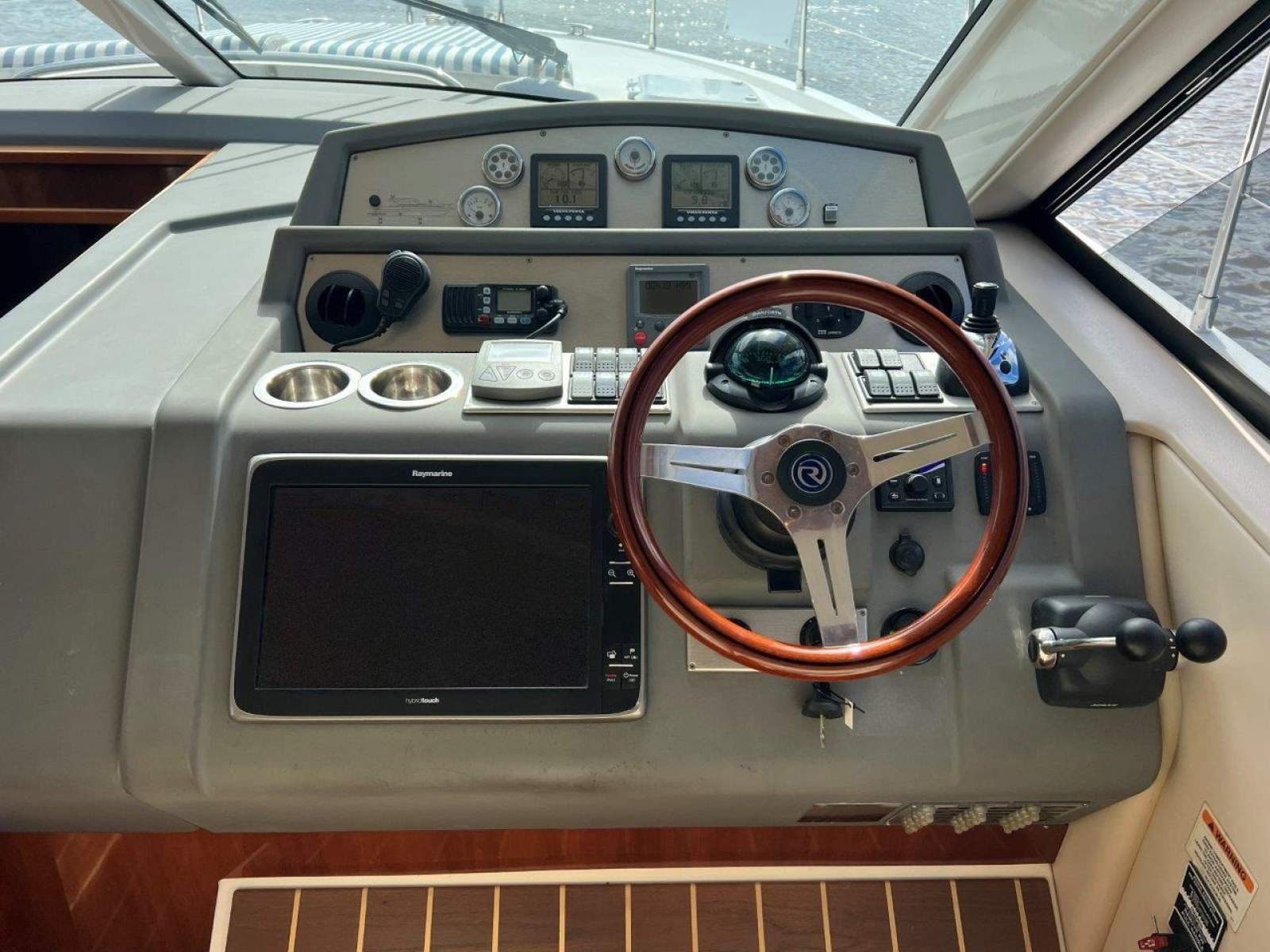 Riviera 4400 Sport Yacht