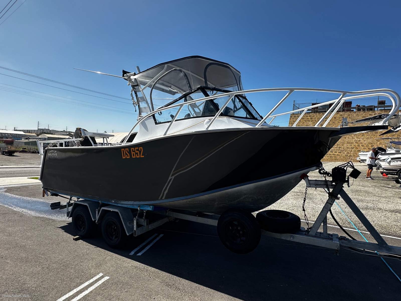 Velocity 590 Runabout 2023 MODEL 175HP SUZUKI 4STR OUTBOARD 299HRS