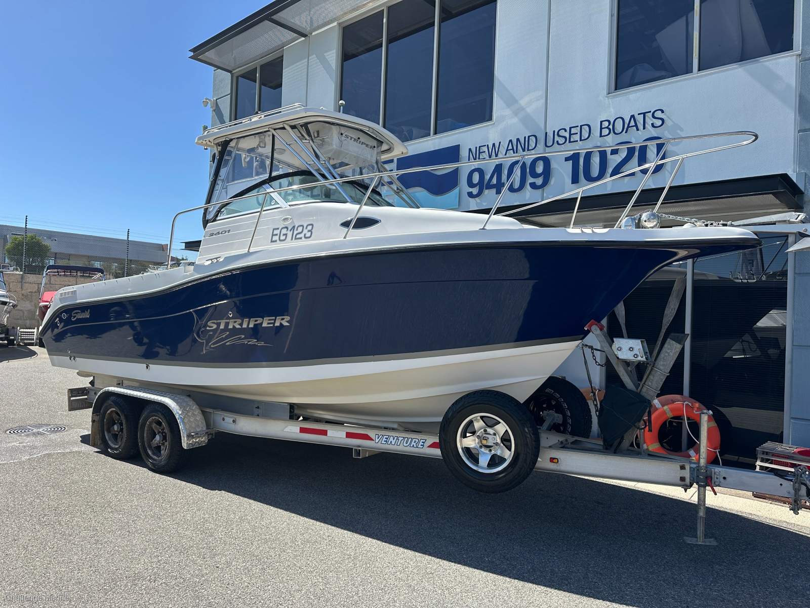 Seaswirl Striper 2601 Walk Around (2014 Mercruiser 300hp)