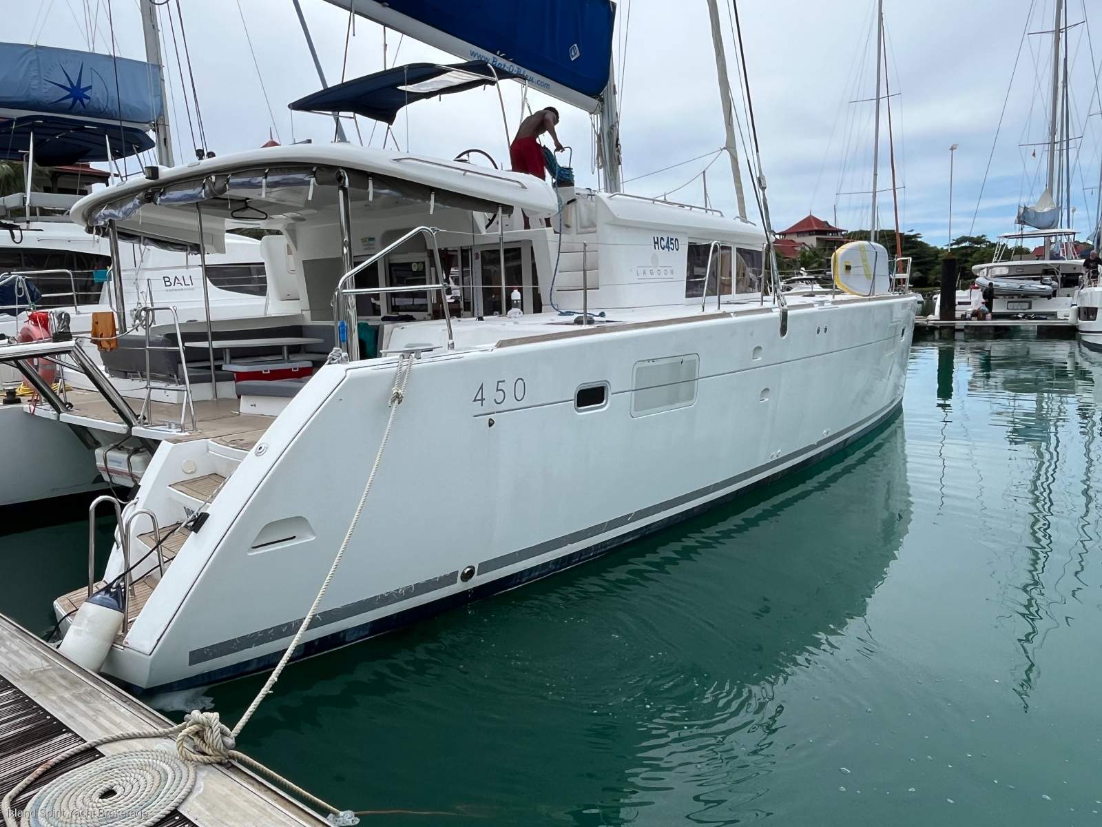 Lagoon 450F "Muzikal'