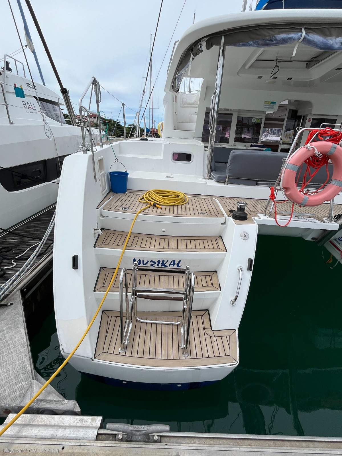 Lagoon 450F "Muzikal'