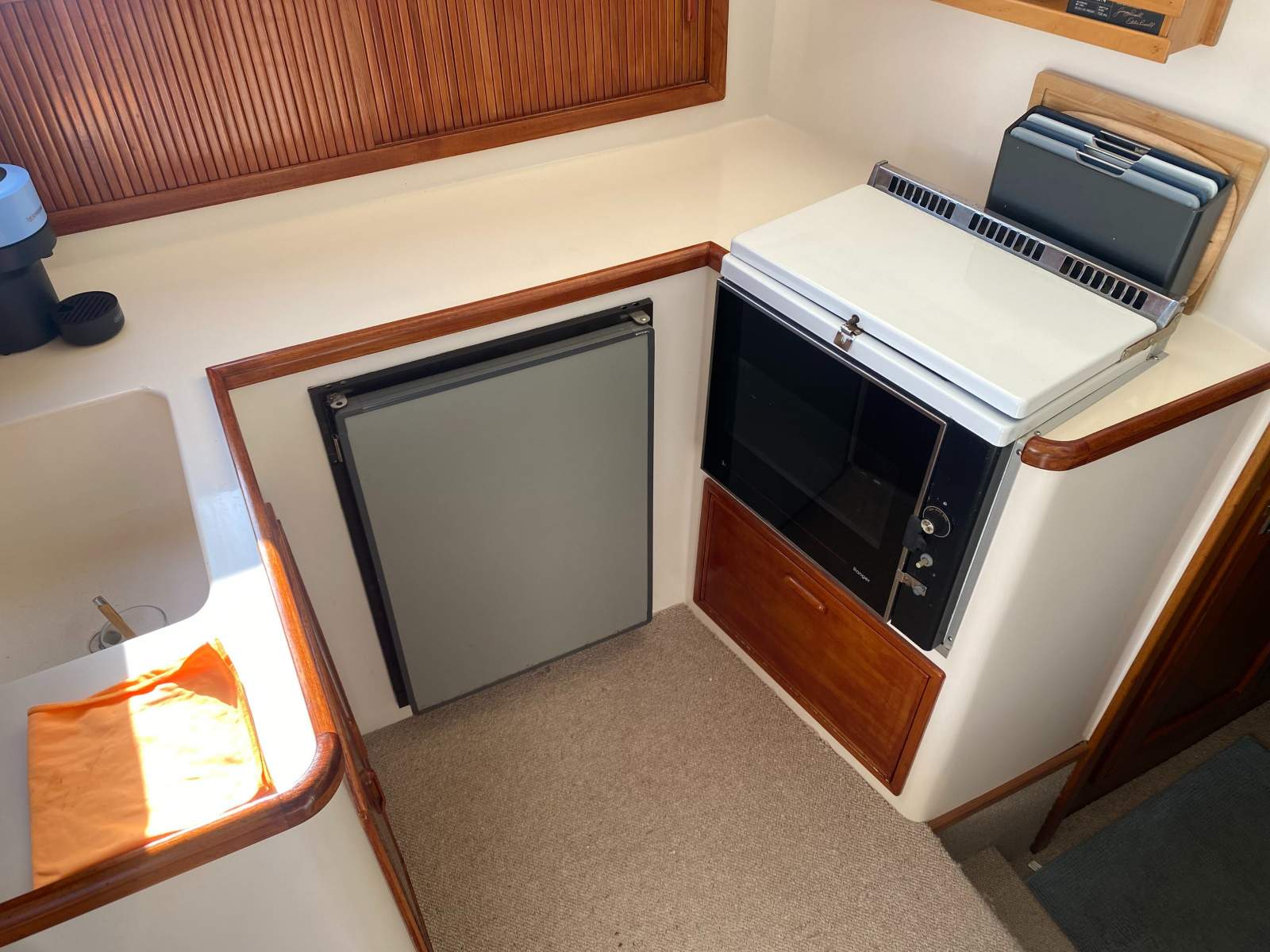 THERAPY Riviera 36 Flybridge Boat Brokers of Tasmania