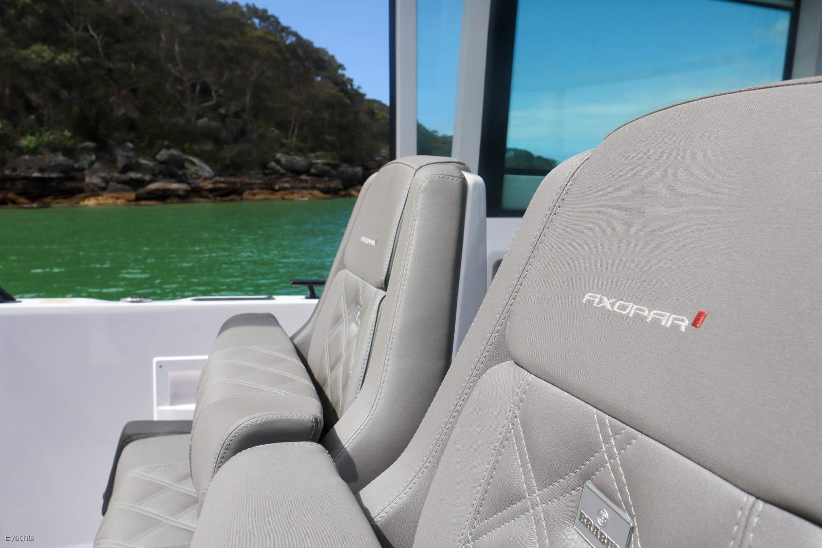 Axopar 37 Cross Cabin