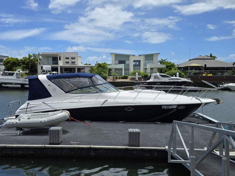 Riviera M370 Sports Cruiser With Sea Pen