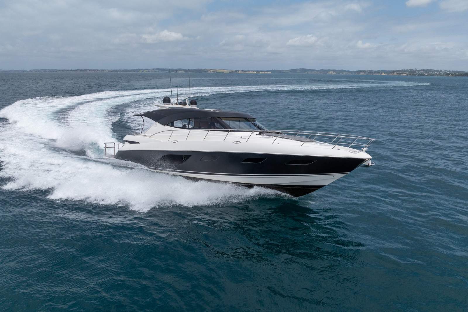Riviera 6000 Sport Yacht
