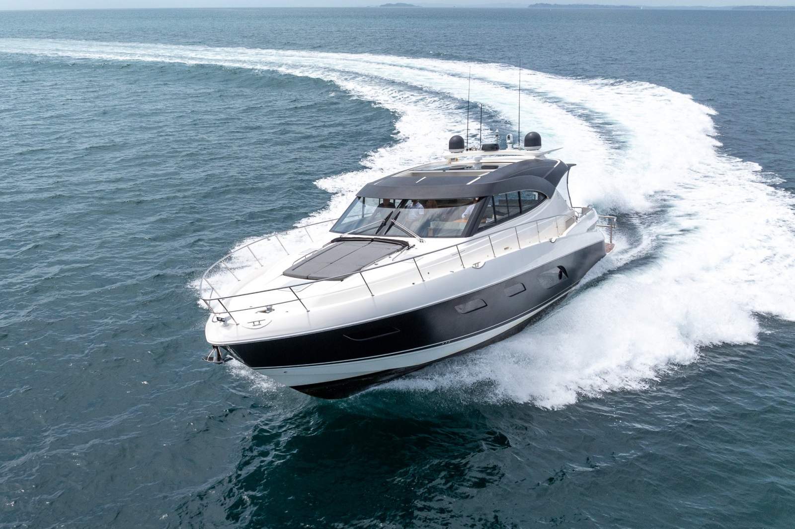Riviera 6000 Sport Yacht