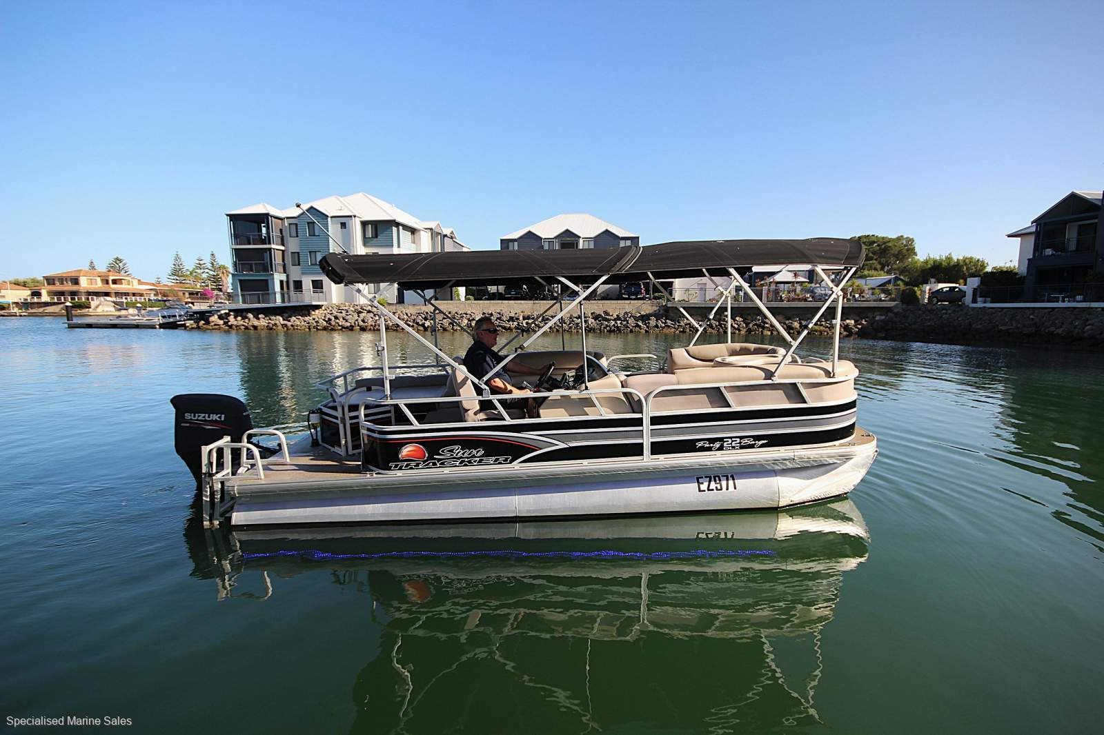 Sun Tracker Party Barge 22 DLX Signature Series *** INCLUDES TRAILER *** $ 49,900 ***