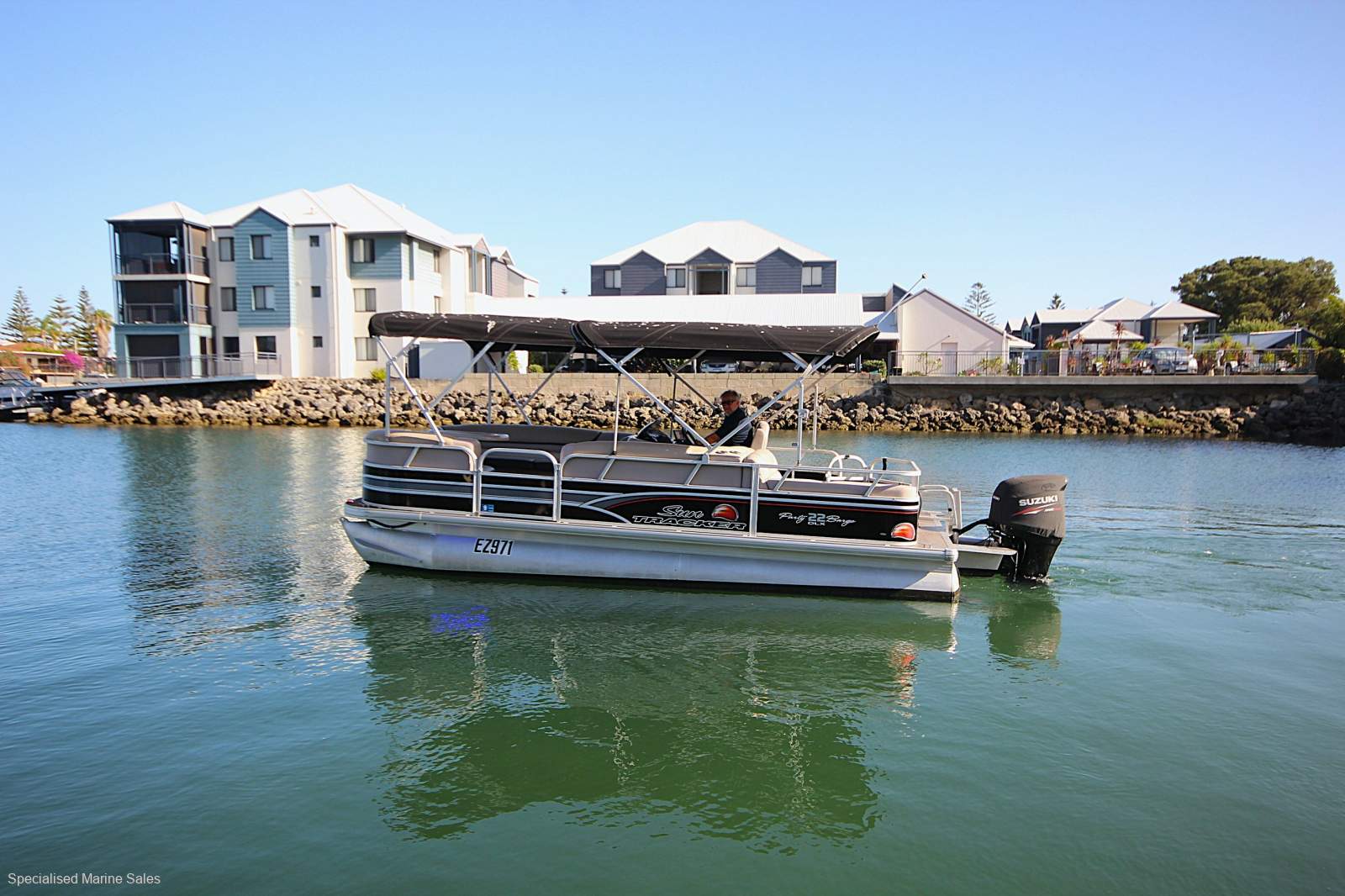 Sun Tracker Party Barge 22 DLX Signature Series *** INCLUDES TRAILER *** $ 49,900 ***