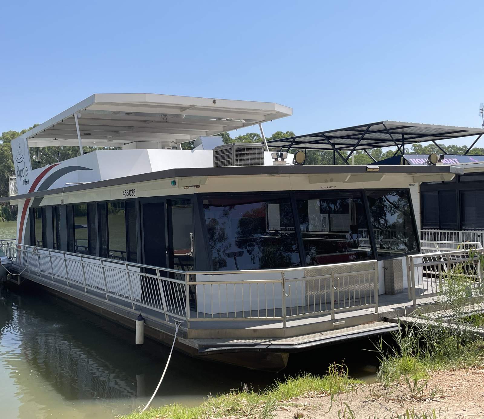 Ripple Effect - 4 Bedroom Commercial Houseboat