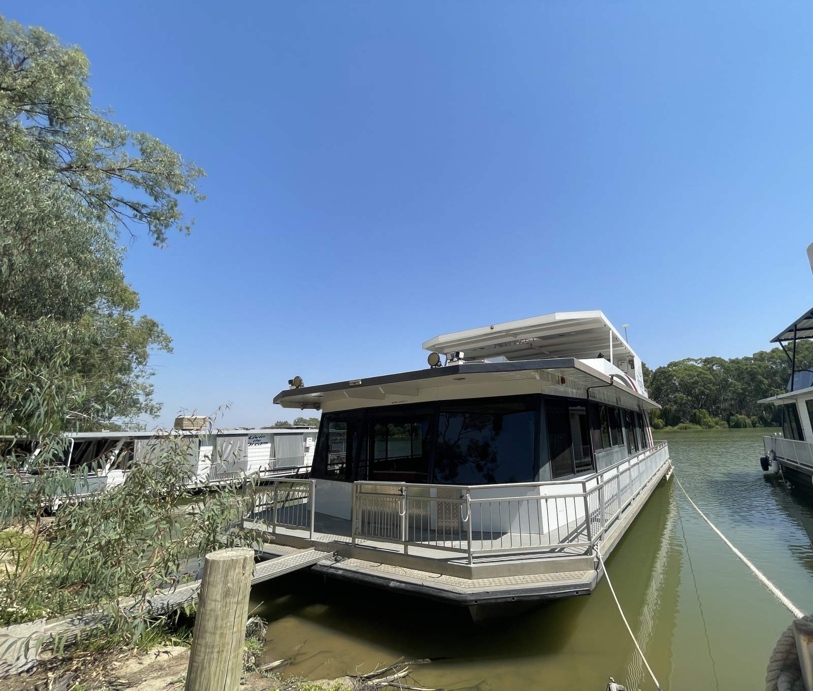 Ripple Effect - 4 Bedroom Commercial Houseboat