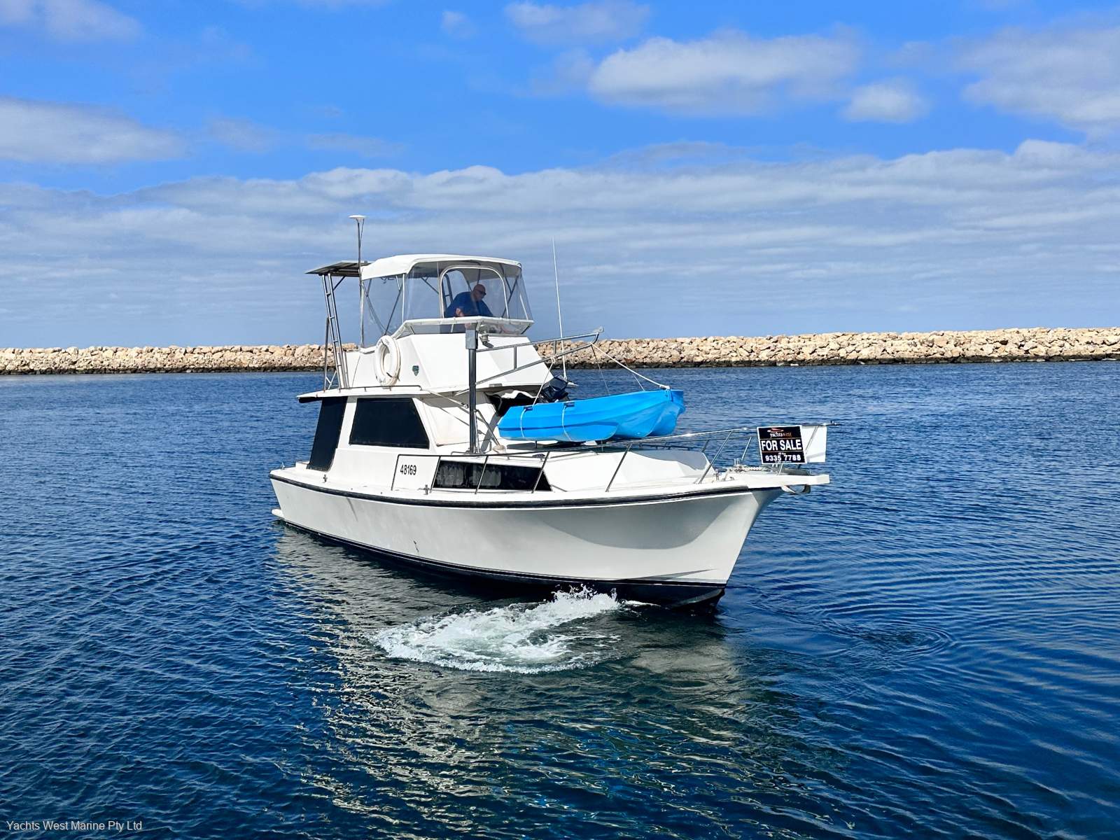 Northshore 37 Flybridge Cruiser " DIESEL SHAFT, BOW THRUSTER, DUAL HELMS ":BOW THRUSTER WORKING