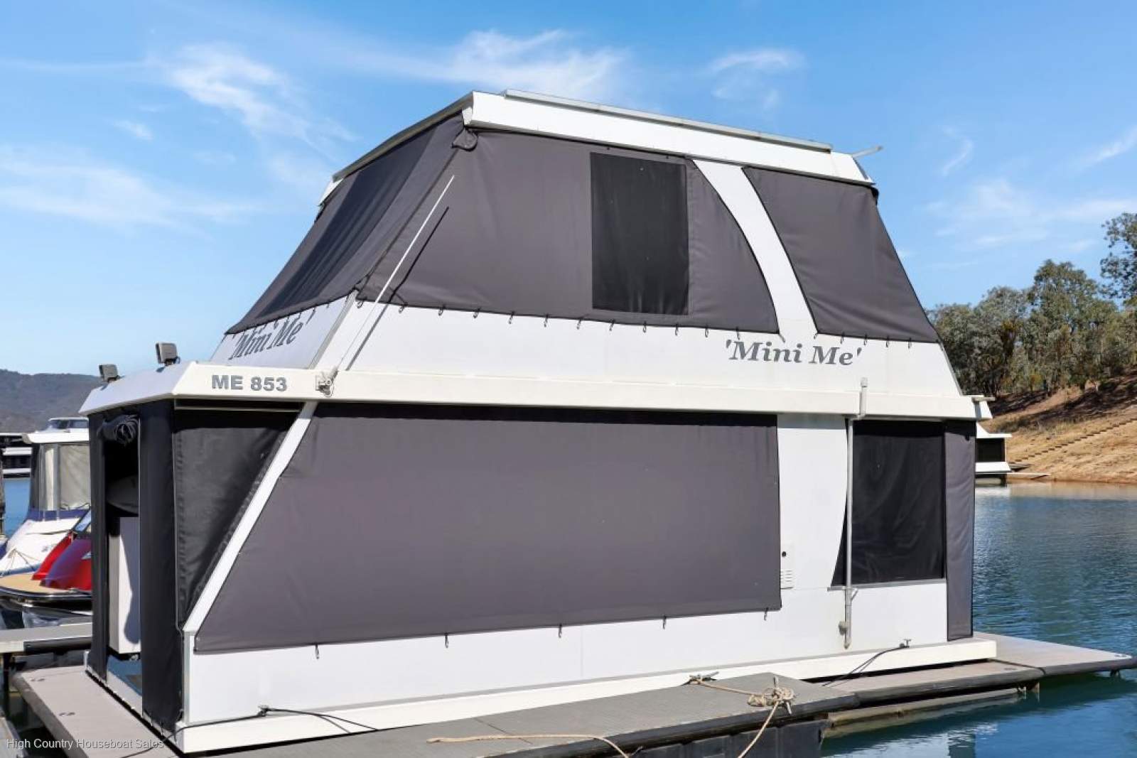 Mini Me Houseboat Holiday Home on Lake Eildon:Mini Me on Lake Eildon