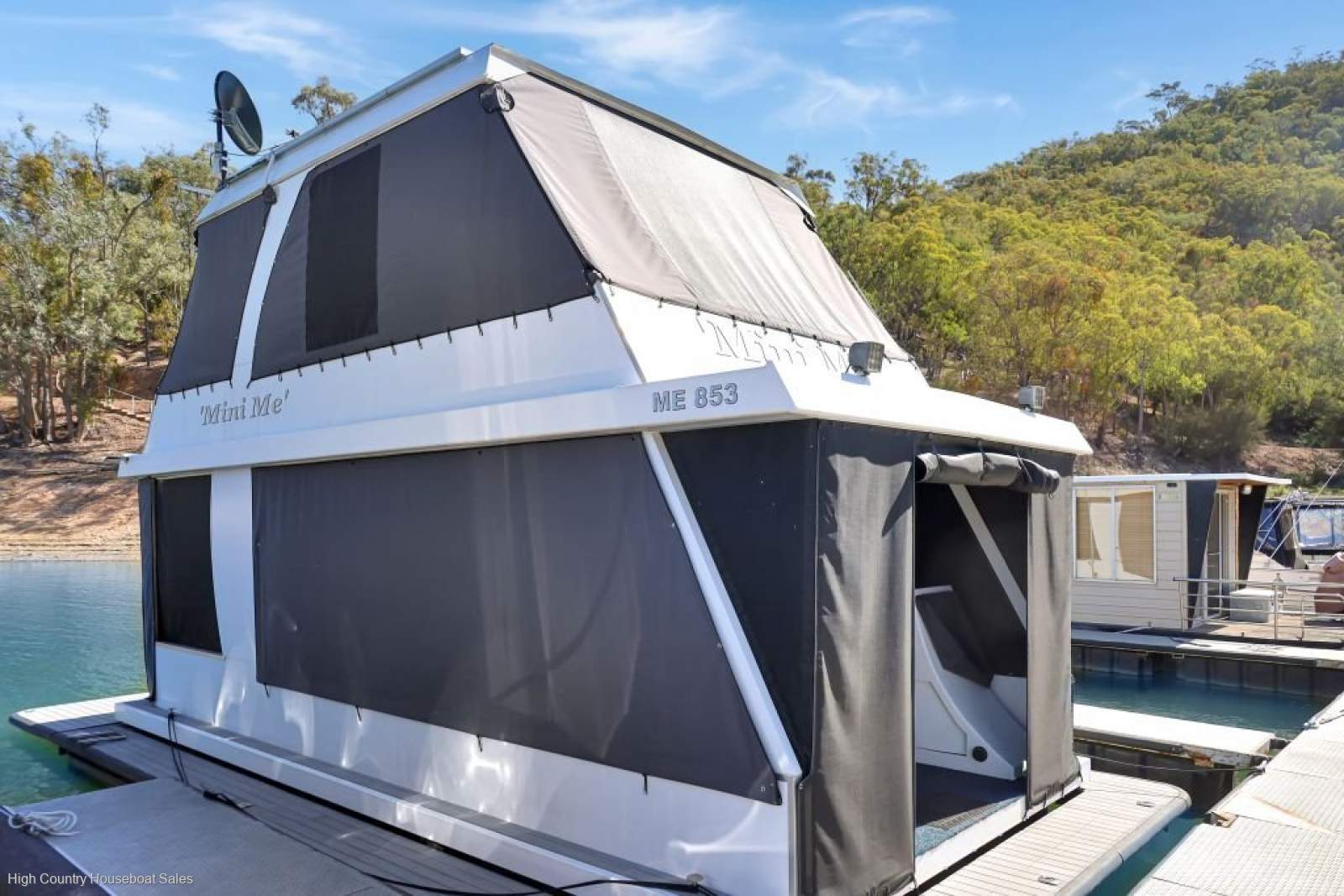 Mini Me Houseboat Holiday Home on Lake Eildon:Mini Me on Lake Eildon