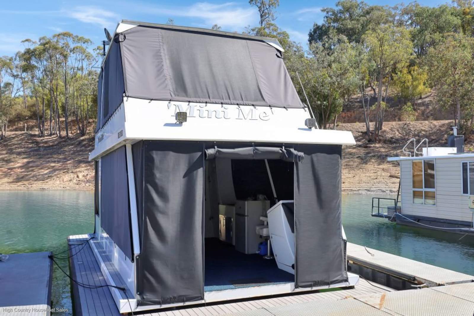 Mini Me Houseboat Holiday Home on Lake Eildon:Mini Me on Lake Eildon