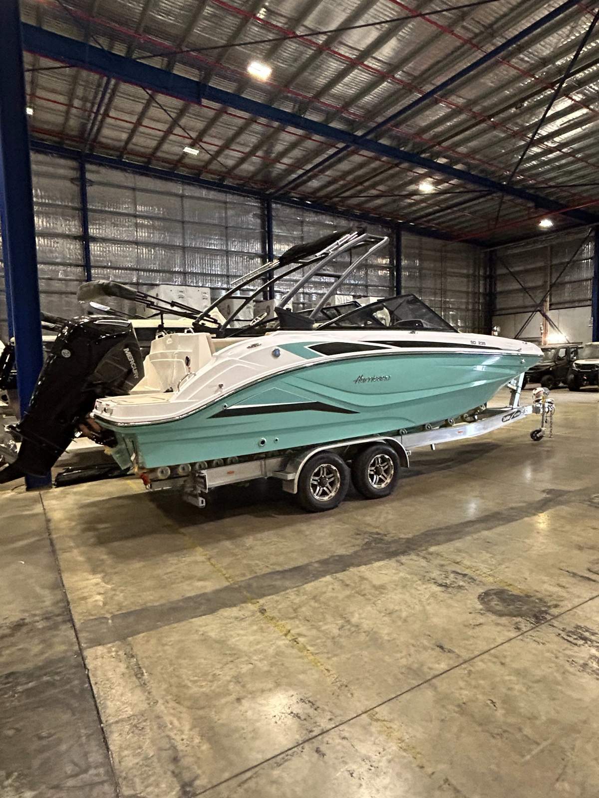 Hurricane Sundeck 235