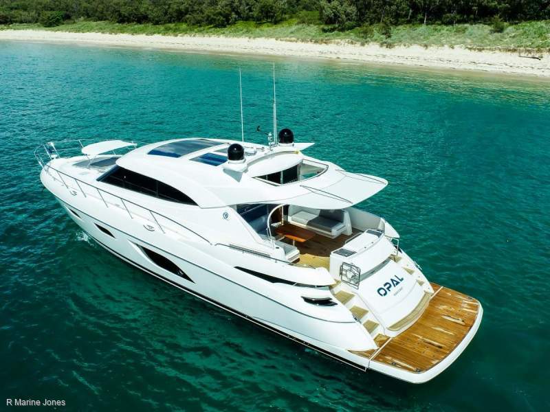 Riviera 6000 Sport Yacht