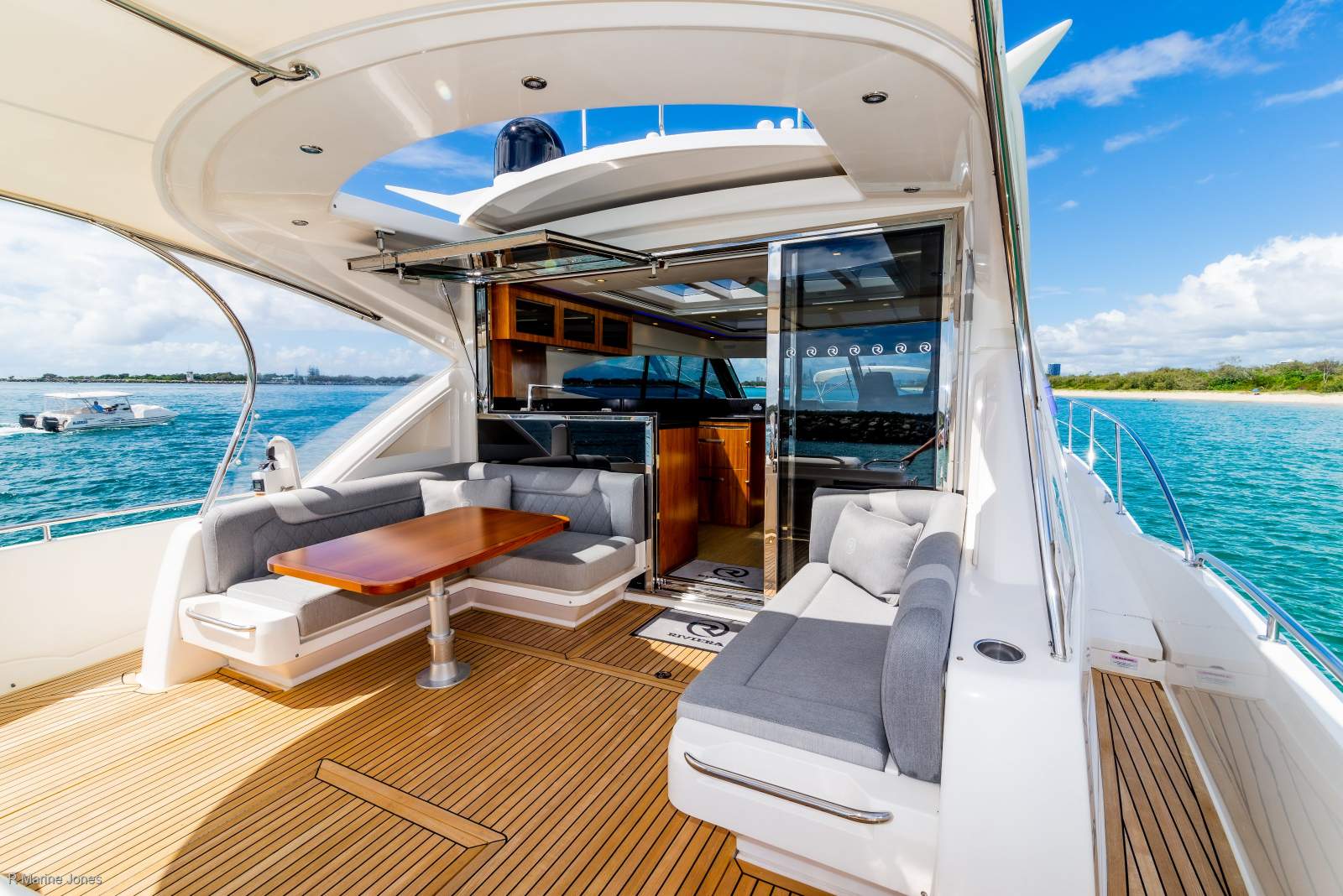 Riviera 6000 Sport Yacht