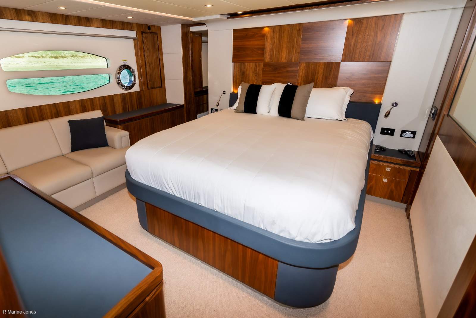 Riviera 6000 Sport Yacht